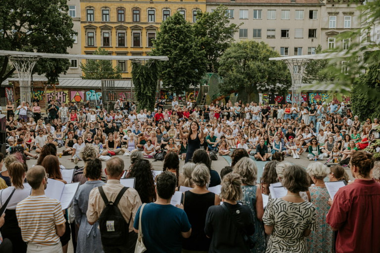 Im Juni 2023 rief das Theaterkollektiv Hybrid zur Aktion gegen systemische Morde auf und versammelte im Zuge dessen einen 70-köpfigen Sprechchor unter der Leitung von Özlem Bulut, der durch fünf Wiener Bezirke zog. 