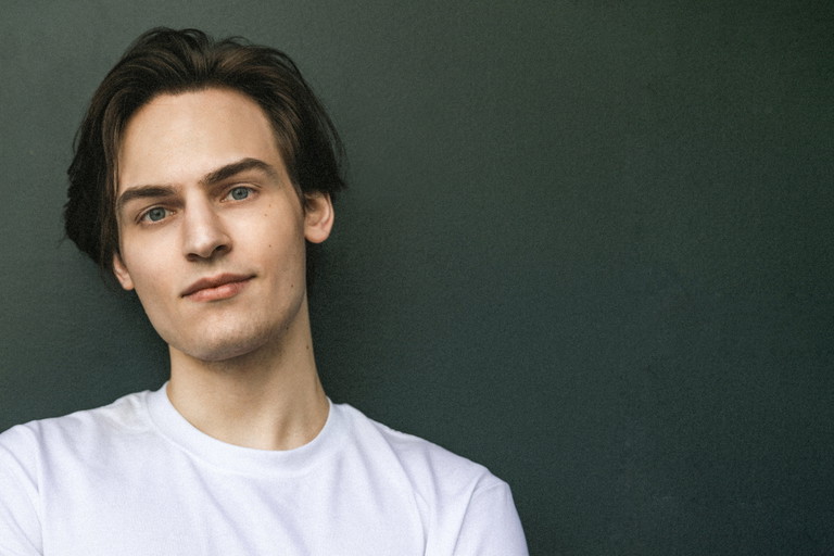 Moritz Mausser ist gebürtiger Wiener, stand schon mit neun Jahren auf der Theaterbühne, studierte an der MUK, war Mitglied des Musicalvereins teatro und trat an der Bühne Baden – u. a. in „Peter Pan“ – auf. Im Sommer 2023 und 2024 war er als Kronprinz Rudolf in „Elisabeth“ vor Schloss Schönbrunn zu sehen.
