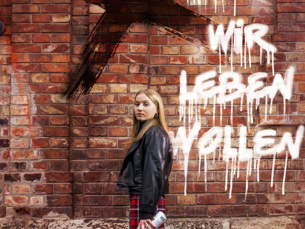 Namhafte Autoren wie Bernhard Aichner, Dimitré Dinev, Paulus Hochgatterer, Julya Rabinowich oder Cornelia Travnicek haben jeweils ein Dramolette geschrieben. Sie werden im Einheitsbühnenbild bei den Sommerspielen Melk gezeigt.