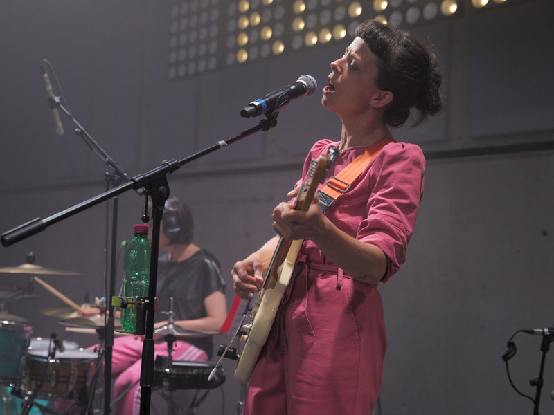 Auch im Musical „Konsum" steht Clara Luzia selbst auf der Bühne.