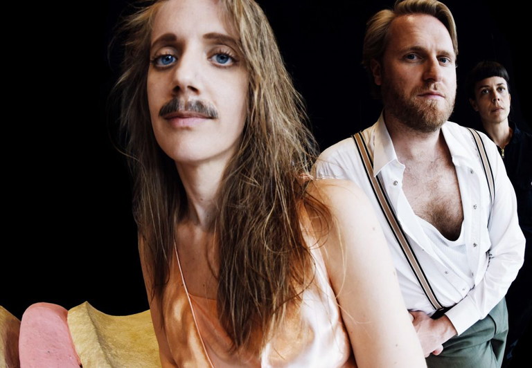 „Der Zauberberg“ im Landestheater Niederösterreich mit u.a. Jeanne Werner, Tilman Rose und Clara Luzia.