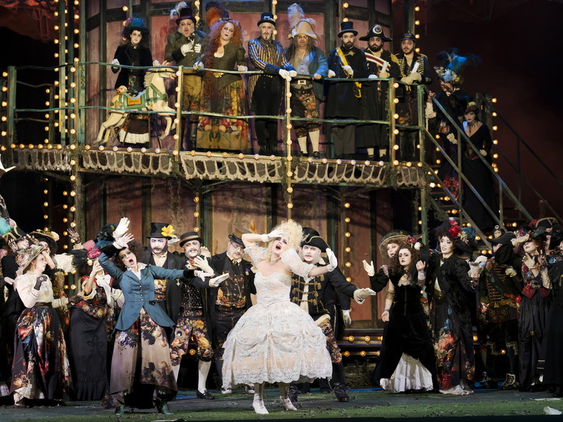Inszenierte Opulenz: Maximilian Mayer (Cervantes), Beate Ritter (Donna Irene), Elissa Huber (Die Königin), Alexander Strömer (Marquis de la Mancha), Regina Schörg (Marquise von Villareal), Michael Laurenz (Graf Villalobos), István Horváth (Don Sancho), Arnold Schoenberg Chor.