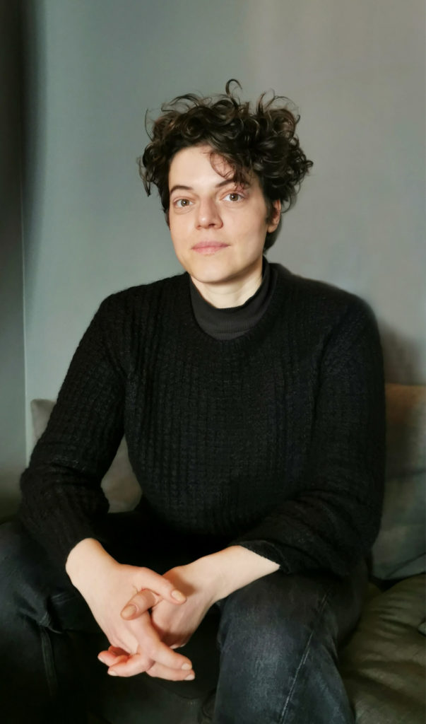 Julia Novacek, geboren 1989 in Wien, ist Performance- und Videokünstlerin. Sie studierte Kunst und digitale Medien sowie Kunst und Film an der Akademie der Bildenden Künste Wien und Angewandte Theaterwissenschaft in Gießen. Sowohl filmisch als auch performativ ist der feministische Blick leitend in ihrem Schaffen. 