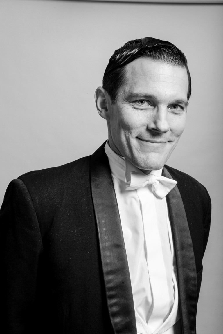 Toby Toby Park. Gemeinsam mit Aitor Basauri bildet er das Kernteam der britischen Comedytruppe Spymonkey, die Gilbert &amp; Sullivans „Die Piraten von Penzance“ inszenieren wird.