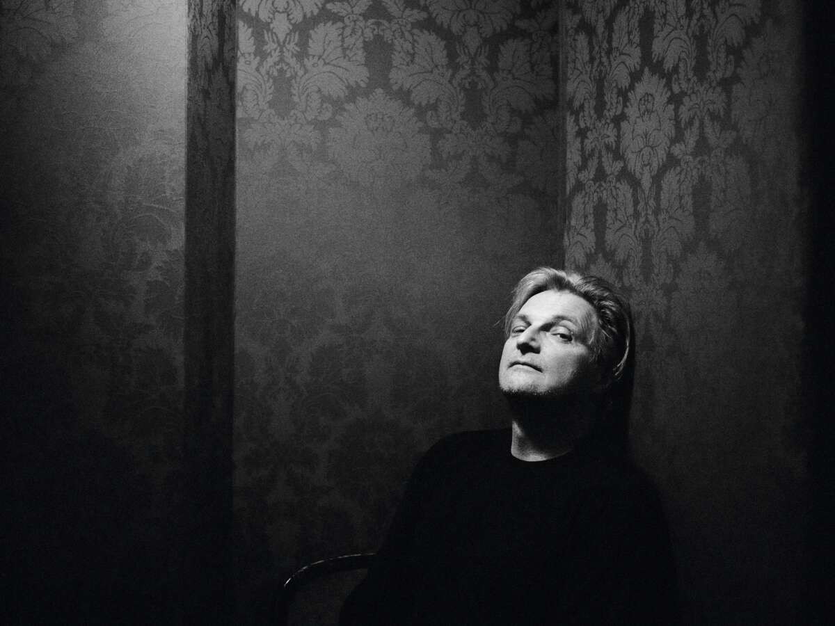 Stefan Jürgens, 60. Er spielte u. a. am Theater in Bochum, Dortmund, Bremen und Köln, war Gründungsmitglied der Comedyshow „RTL Samstag Nacht“, war zwei Jahre lang „Tatort“-Kommissar, für 14 Jahre Teil der „Soko Donau“-Serien-Crew, veröffentlichte sechs Studioalben. Er tourt mit seiner Band, gewann u. a. die Romy, einen Bambi und 2022 den NESTROY für die Rolle als General Harras in „Des Teufels General“ 