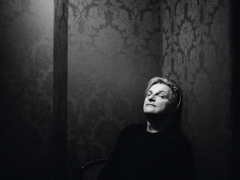 Stefan Jürgens, 60. Er spielte u. a. am Theater in Bochum, Dortmund, Bremen und Köln, war Gründungsmitglied der Comedyshow „RTL Samstag Nacht“, war zwei Jahre lang „Tatort“-Kommissar, für 14 Jahre Teil der „Soko Donau“-Serien-Crew, veröffentlichte sechs Studioalben. Er tourt mit seiner Band, gewann u. a. die Romy, einen Bambi und 2022 den NESTROY für die Rolle als General Harras in „Des Teufels General“ 