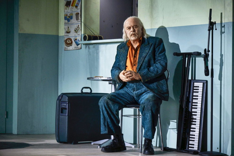 In den Alpen // Après les alpes. Stefan Suske in Claudia Bossards fulminantem Doppelabend im Volkstheater. Der großgewachsene Schauspieler ist in dieser Spielzeit außerdem in der Inszenierung „Einsame Menschen“ zu sehen.