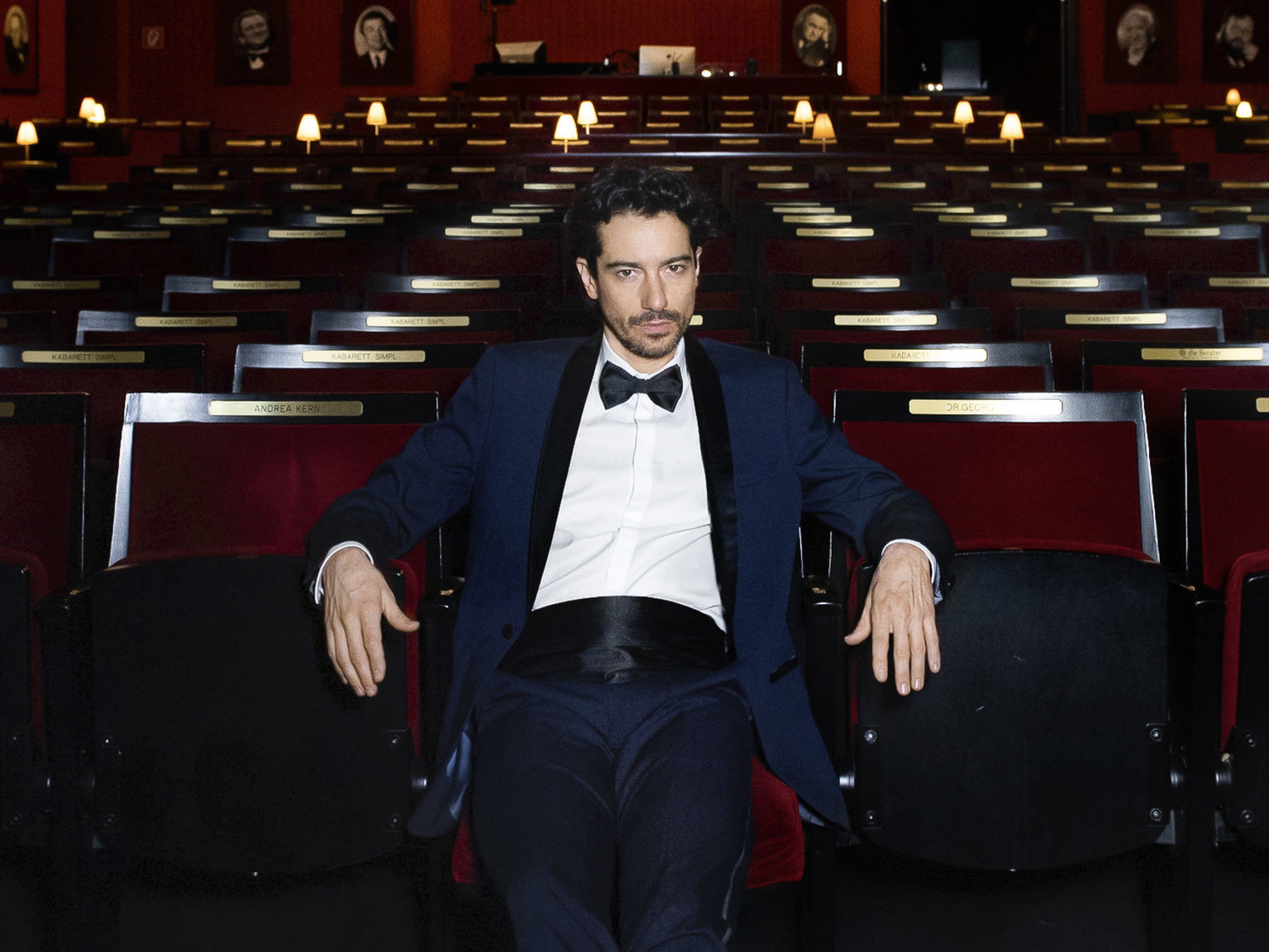 Allein im Theater. Fotoshooting im leeren 
Kabarett Simpl in Wien. Während Corona spielte Stefano Bernardin in einem Filmprojekt  des Theaters der Jugend.