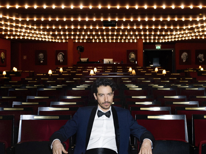 Allein im Theater. Fotoshooting im leeren 
Kabarett Simpl in Wien. Während Corona spielte Stefano Bernardin in einem Filmprojekt  des Theaters der Jugend.