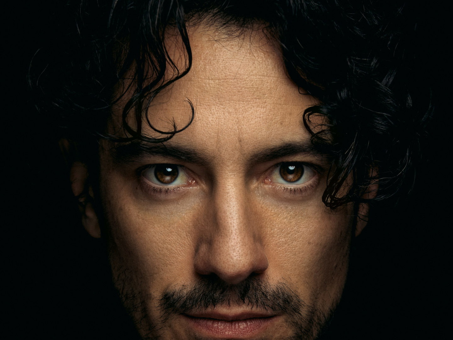 Stefano Bernadin spielt Hamlet - und zwar alle Rollen. Die eindrucksvolle one man show ist seit Mitte November zu sehen.