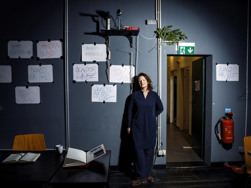 Die BÜHNE war zu Besuch bei den Proben für „Die Stadt der Blinden" in Aspern und hat Regisseurin Stephanie Mohr getroffen.