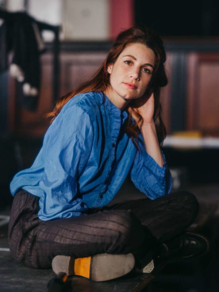 Anna Rieser gehört seit der Spielzeit 2020/21 zum Ensemble des Volkstheaters. In „Black Flame“ bespielt sie die große Bühne zum ersten Mal alleine. 