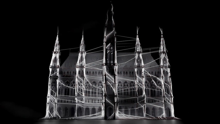 Das Künstlerkollektiv Hand mit Auge lässt die Fassade des Rathauses mit außergewöhnlichen Visualisierungen Teil  der Eröffnung werden.