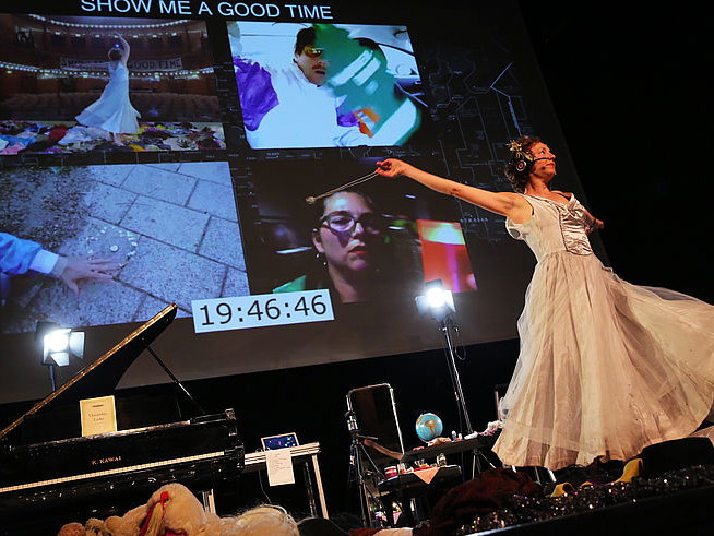 Das digital ausgestrahlte Stück „Show Me a Good Time" des Performance-Kollektivs „Gob Squad“ wurde zum diesjährigen Berliner Theatertreffen eingeladen.