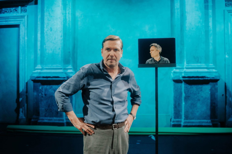 Michael Maertens schlüpft in „Die Maschine in mir" in die Rolle des Transhumanisten Mark O'Connell. 