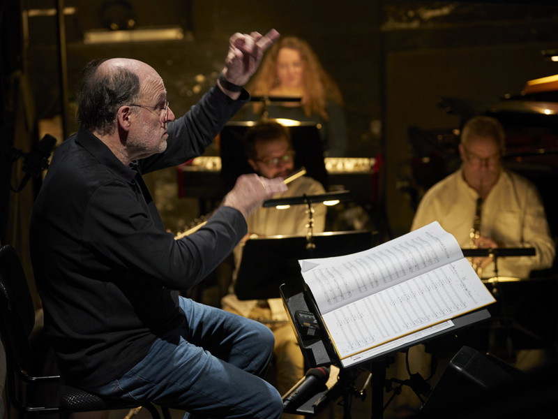 Der musikalische Leiter im Orchestergraben: Für Walter Kobéra ist Dirigieren ein Akt der Telepathie. 