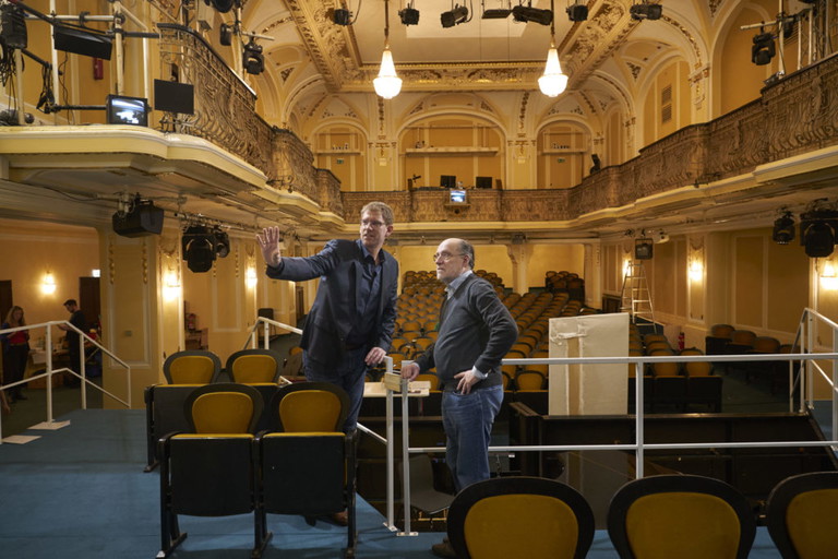Regisseur Jan Eßinger sprechen in der Kammeroper ihre Kooperation „Der goldene Drache”. 