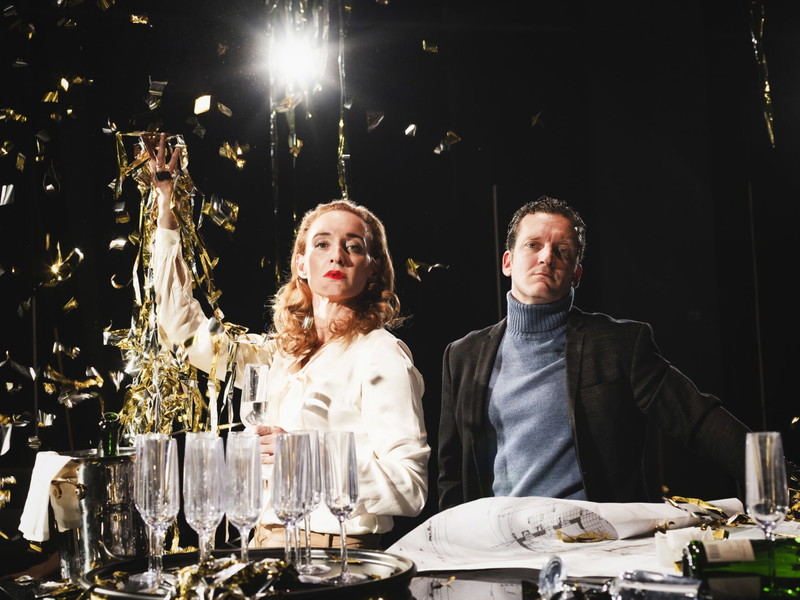 Im Theater in der Josefstadt agieren Raphael von Bargen in der Rolle des Karsten Bernick und Silvia Meisterle in der seiner Frau Nora als „Die Stützen der Gesellschaft“. 