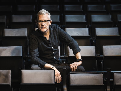 Geboren 1966 in Wien, Schauspieler, Autor, Regisseur, Musiker und Komponist. Er absolvierte sein Schauspielstudium am Konservatorium der Stadt Wien. Es folgten Engagements im In- und Ausland. Gernot Plass ist Gründungsmitglied des TAG und seit der Spielzeit 2013/14 dessen künstlerischer Leiter. Für zwei seiner Inszenierungen war er für den Nestroy-Preis nominiert.