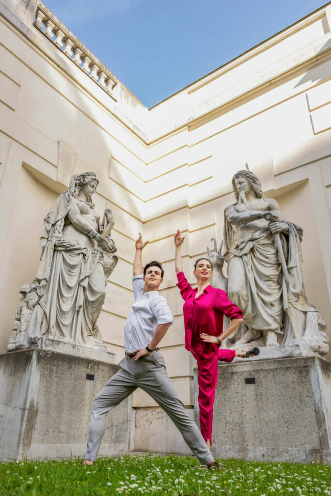 Perfektes Posing. Wien hat auch dort schöne Ecken, wo man sie nicht vermuten würde. Zum Beispiel hinter den Containern, die bis vor Kurzem noch das Ausweichquartier des Parlaments waren: Für Liudmila Konovalova und Davide Datowird selbst der Rasen zur Bühne.