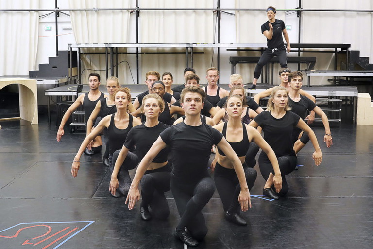 Choreografischer Feinschliff vor dem Auftritt: Gemeinsames Warm-up für ­Körper und ­Stimme, dazu ­Corona-Tests, ­Make-up und ­Kostüm. Rund fünf ­Stunden sind die Darsteller allabendlich im Theater.