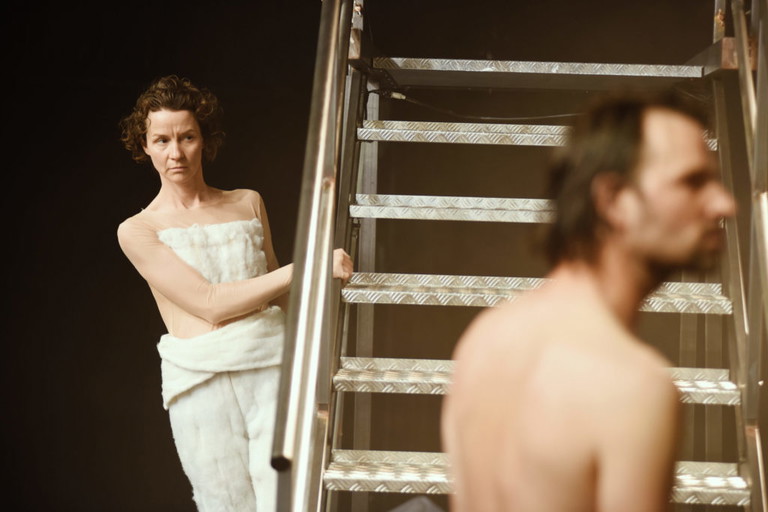 Bettina Kerl und Tim Breyvogel in „Monte Rosa" am Landestheater Niederösterreich.
