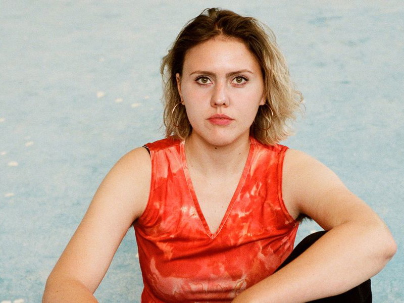 Fritzi Wartenberg hat ein Regiestudium am Max Reinhardt Seminar absolviert, inszenierte unter anderem mit dem von ihr mitgegründeten FTZN Kollektiv und  nun am Berliner Ensemble. 