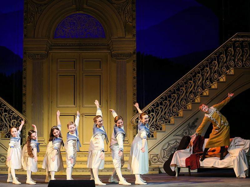 Kinderchor der Volksoper und Lauren Urquhart als Maria.