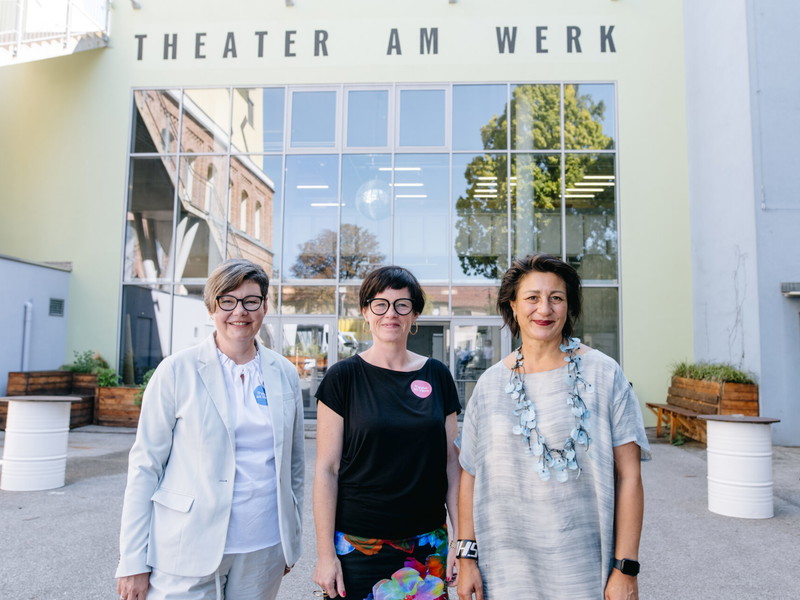 Die Theater am Petersplatz und im Kabelwerk haben sich neu aufgestellt: Alexandra Jachim, kaufmännische Geschäftsführerin, Esther Holland-Merten, künstlerische Leiterin, mit Veronica Kaup-Hasler, Stadträtin für Kultur und Wissenschaft.