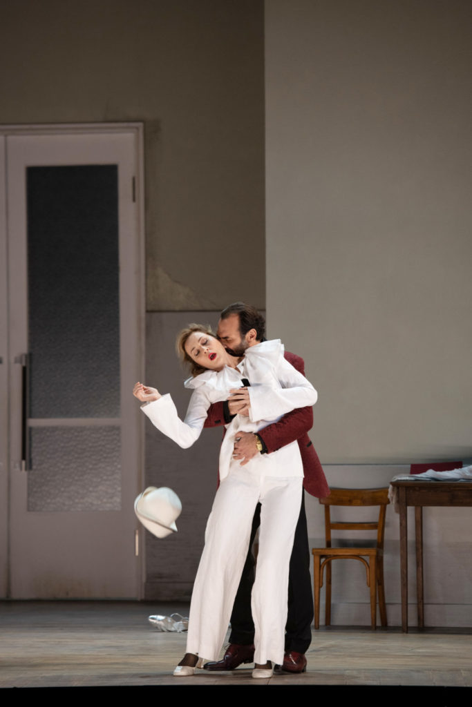 Svetlana Aksenova koff (Milio Dufresne) in den Hauptrollen.