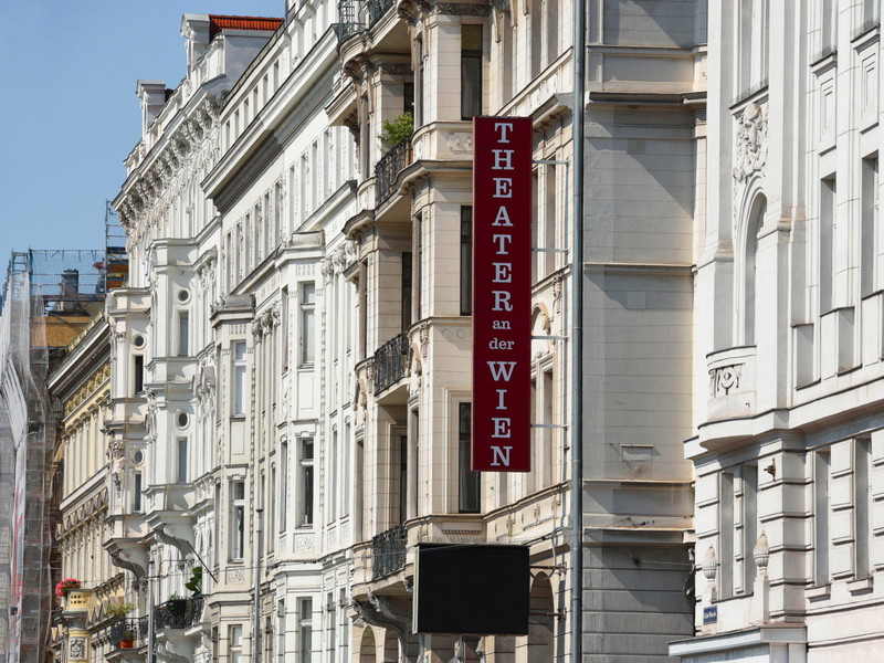 Außenfassade bekommt Loggia. In Richtung Naschmarkt wird die Fassade bereichert durch eine Loggia – auf Höhe des Wortes „Wien“. 
Der Eingangs­bereich wird damit überdacht.