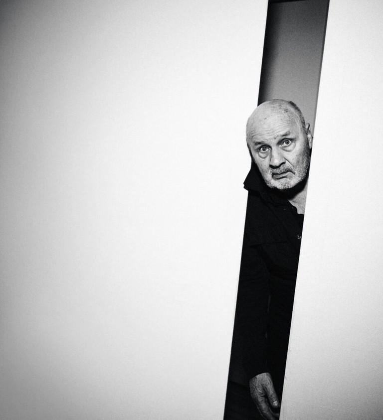 Theu Boermans ist gebürtiger Niederländer und arbeitete als Schauspieler, ehe er sich der Regie zuwandte. Er gründete und leitete seine eigene Theatercompagnie, inszenierte in Holland Stücke von Werner Schwab, Elfriede Jelinek oder Gustav Ernst, war Intendant des niederländischen Nationaltheaters und drehte mehrere preisgekrönte Filme. In Wien inszenierte er u. a. „Ein Sommernachtstraum“ an der Burg und Raoul Schrotts „Gilgamesh“ am Akademietheater. Aktuell ist er mit der Realisierung dreier Kinoprojekte – darunter die Verfilmung des Bestsellerromans „Grand Hotel Europa“ von Ilja Leonard Pfeijffer – beschäftigt. „Lass uns die Welt vergessen“ ist seine erste Inszenierung an der Volksoper Wien.