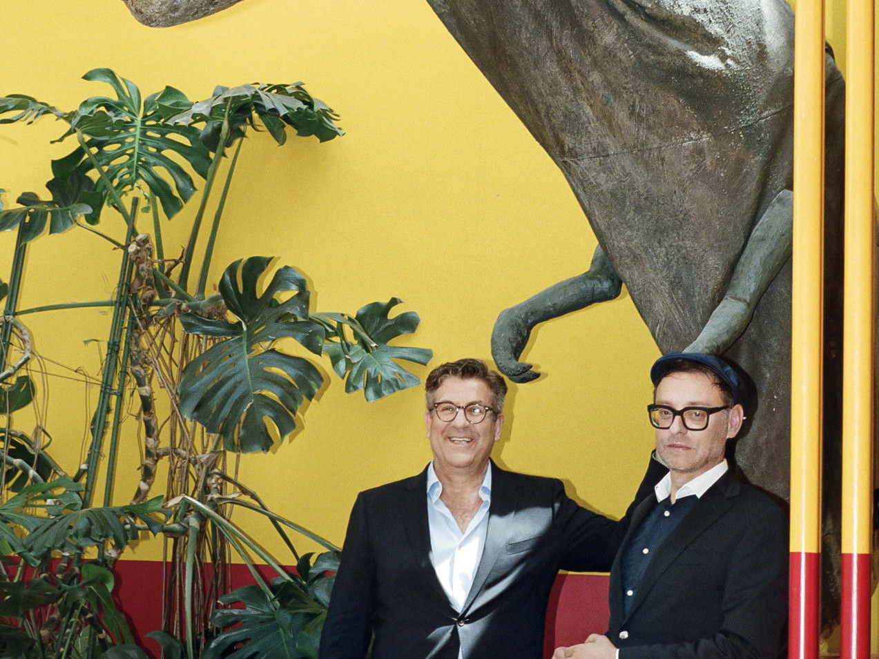Direktor Thomas Birkmeir und 
Chefdramaturg Gerald Maria Bauer posieren zwar vor einem Dinosaurier, blicken gesellschaftspolitisch aber in eine moderne Zukunft. 