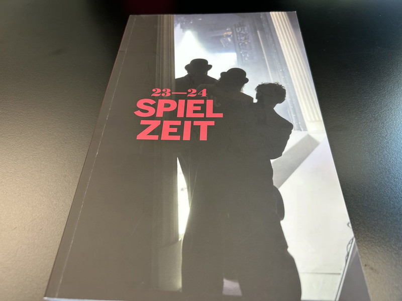 Das Spielzeitheft für die Saison 2023/24 im Theater in der Josefstadt und in den Kammerspielen