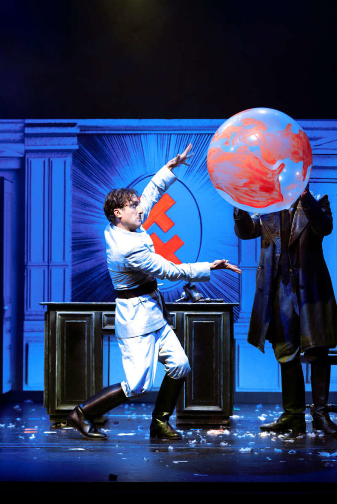 Nachdrückliche Bilanz.„Der große Diktator“ mit Alexander Pschill in der Hauptrolle bringt es in den Kammerspielen auf 97 Prozent Auslastung. Bei der Premiere sprang Regisseur Dominic Oley auch als Schauspieler ein. 