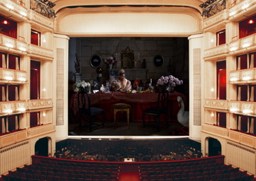 Theatervorhang: Eine Grenze zwischen Wirklichkeit und Illusion