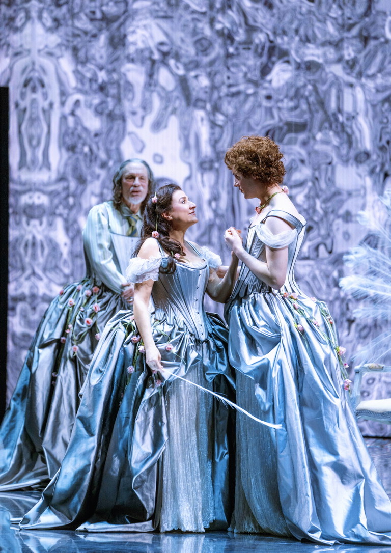 Gleiches Kleid? Absicht! John Malkovich (Schauspieler), Cecilia Bartoli (Diva) und Philipp Mathman (Countertenor) bei den Proben zum Stück „Their Master’s Voice“ in der Oper in Monte Carlo.