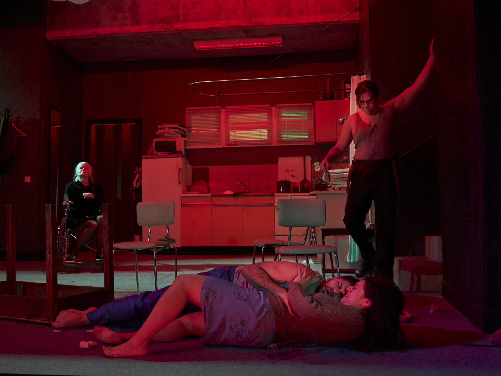 Julia Mintzer nor (Laurent), Andrew Morstein (Camille Raquin) auf der Bühne der Wiener Kammeroper: Eine explosive Dreiecksbeziehung, die alle Beteiligten ins Unglück stürzt.