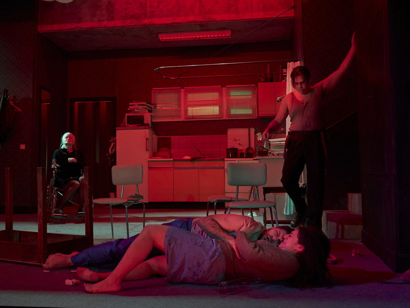 Julia Mintzer nor (Laurent), Andrew Morstein (Camille Raquin) auf der Bühne der Wiener Kammeroper: Eine explosive Dreiecksbeziehung, die alle Beteiligten ins Unglück stürzt.