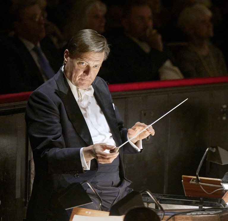 Die Legende ist einer jener wenigen Dirigentennamen, die Häuser füllen. Wenn er dirigiert, sitzen selbst die Musiker des Staatsopernorchesters gespannt auf der Sesselkante. Thielemann ist auch der breiten Öffentlichkeit bekannt – etwa durch das Dirigieren des Neujahrskonzerts. Im BÜHNE-Gespräch sagt er: „Kommt alle mal runter!“
