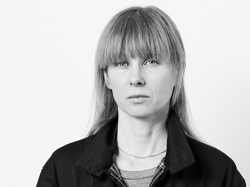 Lisa Hinterreithner verschränkt in ihren Arbeiten Körper und Materialien. 
