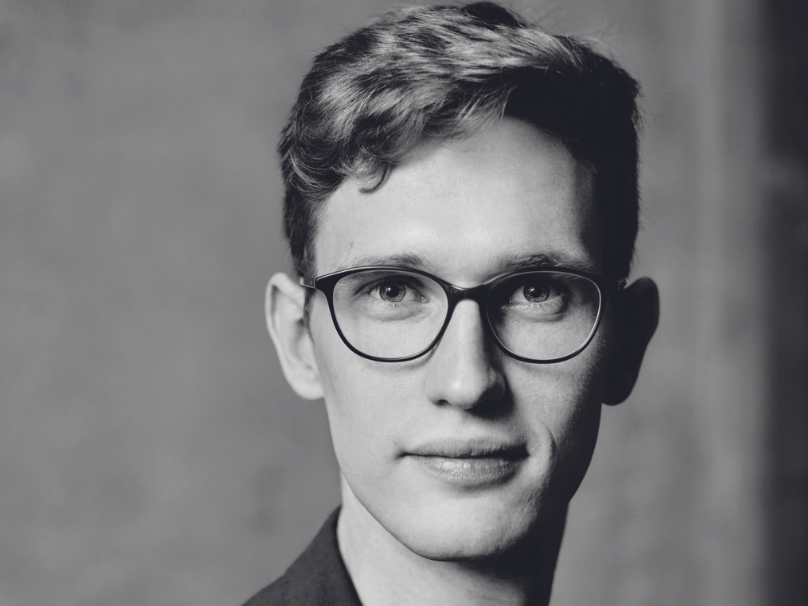 Jugendliche Passion. 
Thomas Guggeis ist erst 28, sieht darin aber kein Problem. „Es geht letztlich um künstlerische Qualität. Wenn man die – 
egal in welchem Alter – liefern kann, dann funktioniert es.“