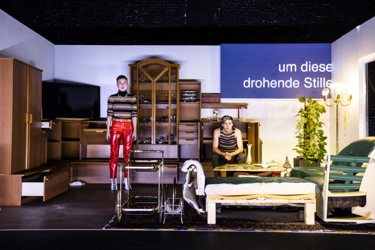 2021 erhielt Ewe Benbenek für ihr Debütstück „Tragödienbastard" den Mülheimer Dramatikerpreis und wurde in der Kritiker*innenumfrage von Theater heute zur Nachwuchsautorin des Jahres gewählt.