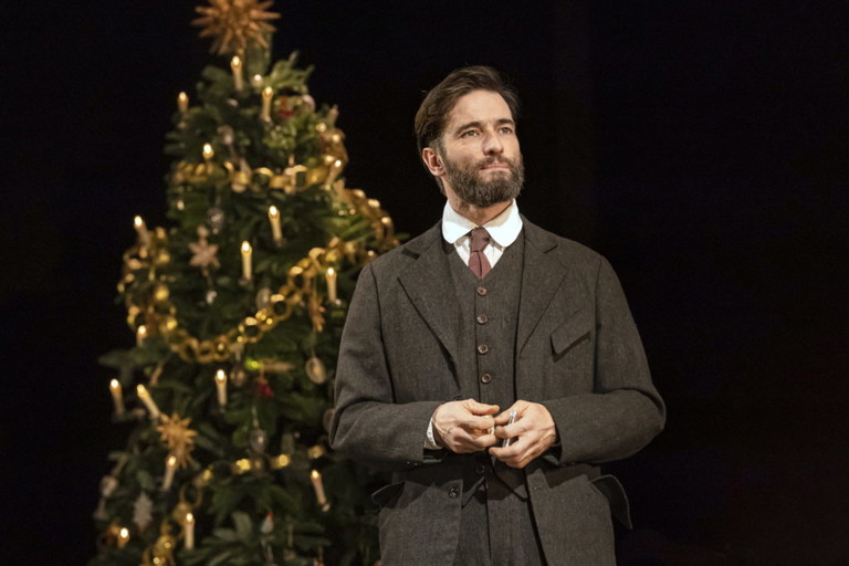 Im Februar 2020 hatte Tom Stoppards neues Stück im Londoner Wyndham’s Theatre Premiere. Unter der Regie von Patrick Marber war auch Ed Stoppard zeichnet.