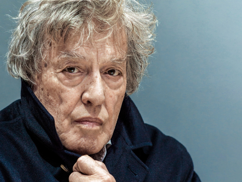 Tom Stoppard wurde 1937 als Tomáš Straussler in Zlín,
Tschechien, geboren. Seine Familie floh
im Zweiten Weltkrieg vor den Nazis nach Singapur und Indien, wo sein Vater starb. Durch die Heirat seiner Mutter mit einem britischen Major wurde er
zu Tom Stoppard. Seine Werke, darunter „Travesties“ und „Rosencrantz and Guildenstern Are Dead“, zählen zu den meistgespielten des zeitgenössischen britischen Dramas. Stoppard ist auch als Drehbuchautor, u.a.
„Das Russland-Haus“, „Shakespeare in Love“, „Tulpenfieber“, höchst
erfolgreich. Sein anregender Intellekt, historische Bezüge, philosophische Reflexionen und Wortwitz prägen sein umfangreiches Werk.
 