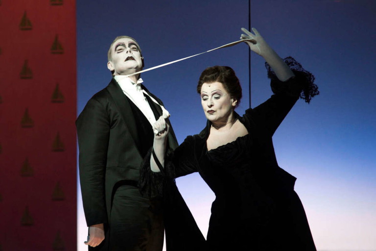 „Peter Pan“: Martin Schneider und Traute Hoess als Herr und Frau Darling in der bejubelten Regie von Robert Wilson.