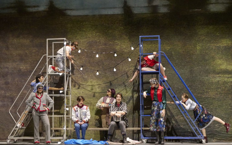 Das junge Ensemble der Jugendoper „Tschick“ in der Wiener Staatsoper.