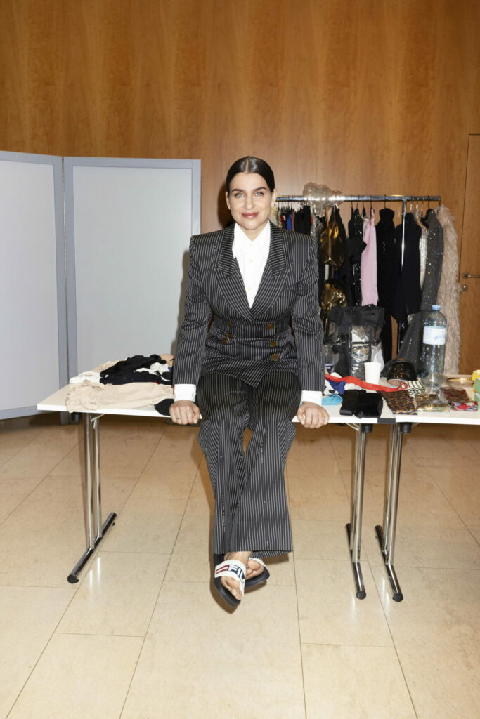 So schaut’s aus, wenn die BÜHNE Shootings macht. Hinter Asmik Grigorian die verschiedenen Outfits, am Tisch Schminkutensilien.