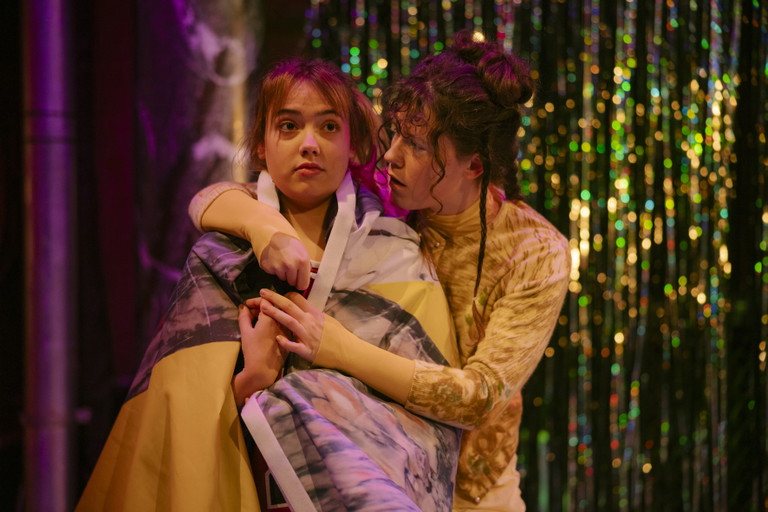 Mara Romei und Coco Brell in „Über Nacht".