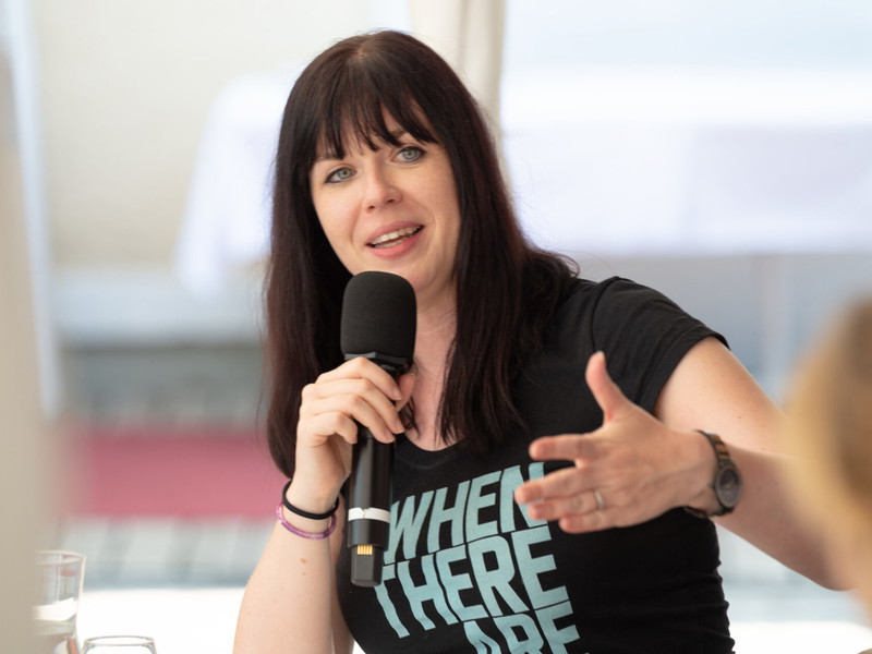 Mareike Fallwickl während des Terrassentalks zu „Die Wut, die bleibt“ bei den Salzburger Festspielen.